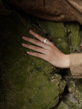 Load image into Gallery viewer, 炽火 Flamme Dansante Filigree Cross Ring