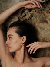 Load image into Gallery viewer, ⼤地LE CONTINENT TWIST SILVER EARRINGS WITH FRESH WATER PEARLS