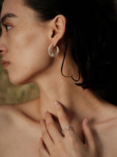 Load image into Gallery viewer, ⼤地LE CONTINENT TWIST SILVER RING WITH FRESH WATER PEARL