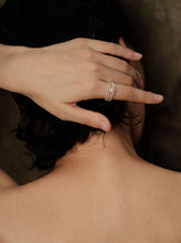 Load image into Gallery viewer, ⼤地LE CONTINENT TWIST SILVER RING WITH FRESH WATER PEARL