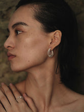 Load image into Gallery viewer, ⼤地LE CONTINENT TWIST SILVER EARRINGS WITH FRESH WATER PEARLS