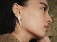 Load image into Gallery viewer, 炽火 Flamme Dansante Filigree Wings Earrings