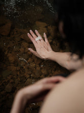 Load image into Gallery viewer, 炽火 Flamme Dansante Filigree Ring With Fresh Water Pearl