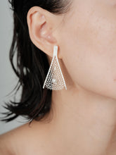 Load image into Gallery viewer, 炽火 Flamme Dansante Filigree Earrings With Fresh Water Pearl
