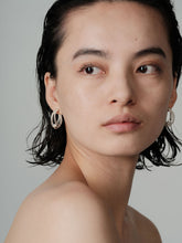 Load image into Gallery viewer, ⼤地LE CONTINENT TWIST SILVER EARRINGS WITH FRESH WATER PEARLS