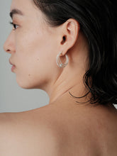 Load image into Gallery viewer, ⼤地LE CONTINENT TWIST SILVER EARRINGS WITH FRESH WATER PEARLS