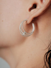 Load image into Gallery viewer, ⼤地LE CONTINENT TWIST SILVER EARRINGS WITH FRESH WATER PEARLS