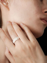 Load image into Gallery viewer, 炽火 Flamme Dansante Filigree Cross Ring