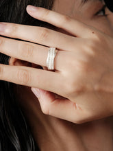 Load image into Gallery viewer, 炽火 Flamme Dansante Filigree Cross Ring