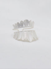 Load image into Gallery viewer, MOTHER SHELL Miao Floating Skirt Ring