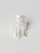 Load image into Gallery viewer, 穗SUI- Handmade silver ring with bell-shaped hangings and embossed bee pattern