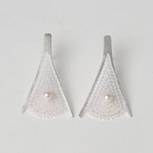 Load image into Gallery viewer, 炽火 Flamme Dansante Filigree Earrings With Fresh Water Pearl