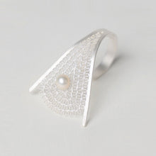Load image into Gallery viewer, 炽火 Flamme Dansante Filigree Ring With Fresh Water Pearl