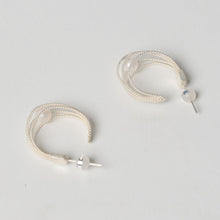 Load image into Gallery viewer, ⼤地LE CONTINENT TWIST SILVER EARRINGS WITH FRESH WATER PEARLS
