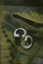 Load image into Gallery viewer, MOTHER SHELL silver earrings