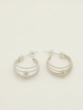 Load image into Gallery viewer, ⼤地LE CONTINENT TWIST SILVER EARRINGS WITH FRESH WATER PEARLS