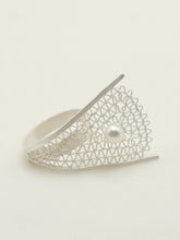 Load image into Gallery viewer, 炽火 Flamme Dansante Filigree Ring With Fresh Water Pearl