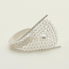 Load image into Gallery viewer, 炽火 Flamme Dansante Filigree Ring With Fresh Water Pearl