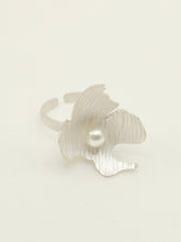 Load image into Gallery viewer, Special Piece To Nadette / Flame Ring with Fresh Water Pearl