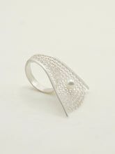Load image into Gallery viewer, 炽火 Flamme Dansante Filigree Ring With Fresh Water Pearl