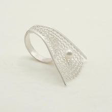 Load image into Gallery viewer, 炽火 Flamme Dansante Filigree Ring With Fresh Water Pearl