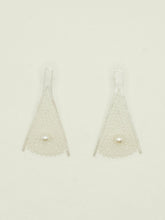 Load image into Gallery viewer, 炽火 Flamme Dansante Filigree Earrings With Fresh Water Pearl