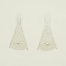 Load image into Gallery viewer, 炽火 Flamme Dansante Filigree Earrings With Fresh Water Pearl