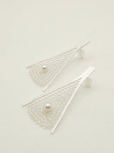 Load image into Gallery viewer, 炽火 Flamme Dansante Filigree Earrings With Fresh Water Pearl