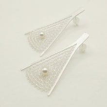Load image into Gallery viewer, 炽火 Flamme Dansante Filigree Earrings With Fresh Water Pearl