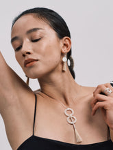 Load image into Gallery viewer, DISTANT HANDS Four-way Spreading Filigree Earrings