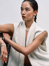 Load image into Gallery viewer, DISTANT HANDS Four-way Spreading Filigree Earrings