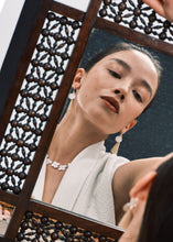 Load image into Gallery viewer, DISTANT HANDS Four-way Spreading Filigree Earrings