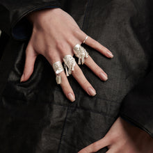 Load image into Gallery viewer, ē©SUI - Flower shaped silver ring with hangings and embossed pattern