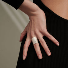 Load image into Gallery viewer, 衡HENG- Gender neutral hammer pattern fine silver ring