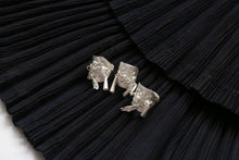 Load image into Gallery viewer, 穗SUI- Handmade silver ring with bell-shaped hangings and embossed bee pattern