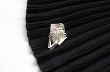 Load image into Gallery viewer, 穗SUI- Handmade silver ring with bell-shaped hangings and embossed bee pattern