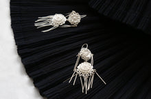 Load image into Gallery viewer, 叠DIE - silver earrings with knitting flower and hanging strings