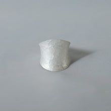 Load image into Gallery viewer, 衡HENG- Gender neutral hammer pattern fine silver ring