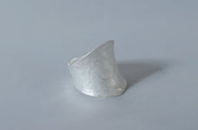 Load image into Gallery viewer, 衡HENG- Gender neutral hammer pattern fine silver ring