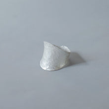 Load image into Gallery viewer, 衡HENG- Gender neutral hammer pattern fine silver ring