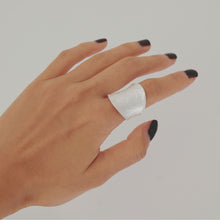 Load image into Gallery viewer, 衡HENG- Gender neutral hammer pattern fine silver ring