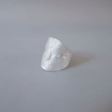 Load image into Gallery viewer, 衡HENG- Gender neutral curved ring