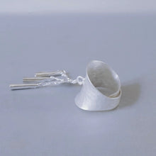 Load image into Gallery viewer, 穗SUI- Handmade silver ring with hangings and hammer pattern