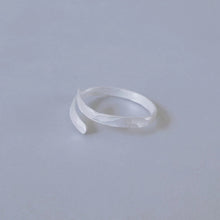 Load image into Gallery viewer, 衡HENG- Gender neutral minimal hammer pattern ring