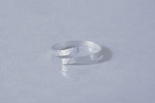 Load image into Gallery viewer, 衡HENG- Gender neutral minimal hammer pattern ring