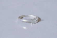 Load image into Gallery viewer, 衡HENG- Gender neutral minimal smooth ring