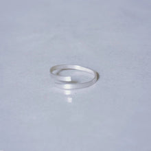 Load image into Gallery viewer, 衡HENG- Gender neutral minimal smooth ring