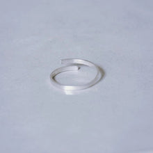 Load image into Gallery viewer, 衡HENG- Gender neutral minimal smooth ring