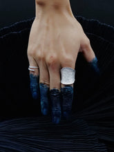 Load image into Gallery viewer, 衡HENG- Gender neutral hammer pattern fine silver ring