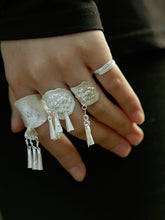 Load image into Gallery viewer, 穗SUI- Handmade silver ring with leaf-shaped hangings and embossed flower pattern